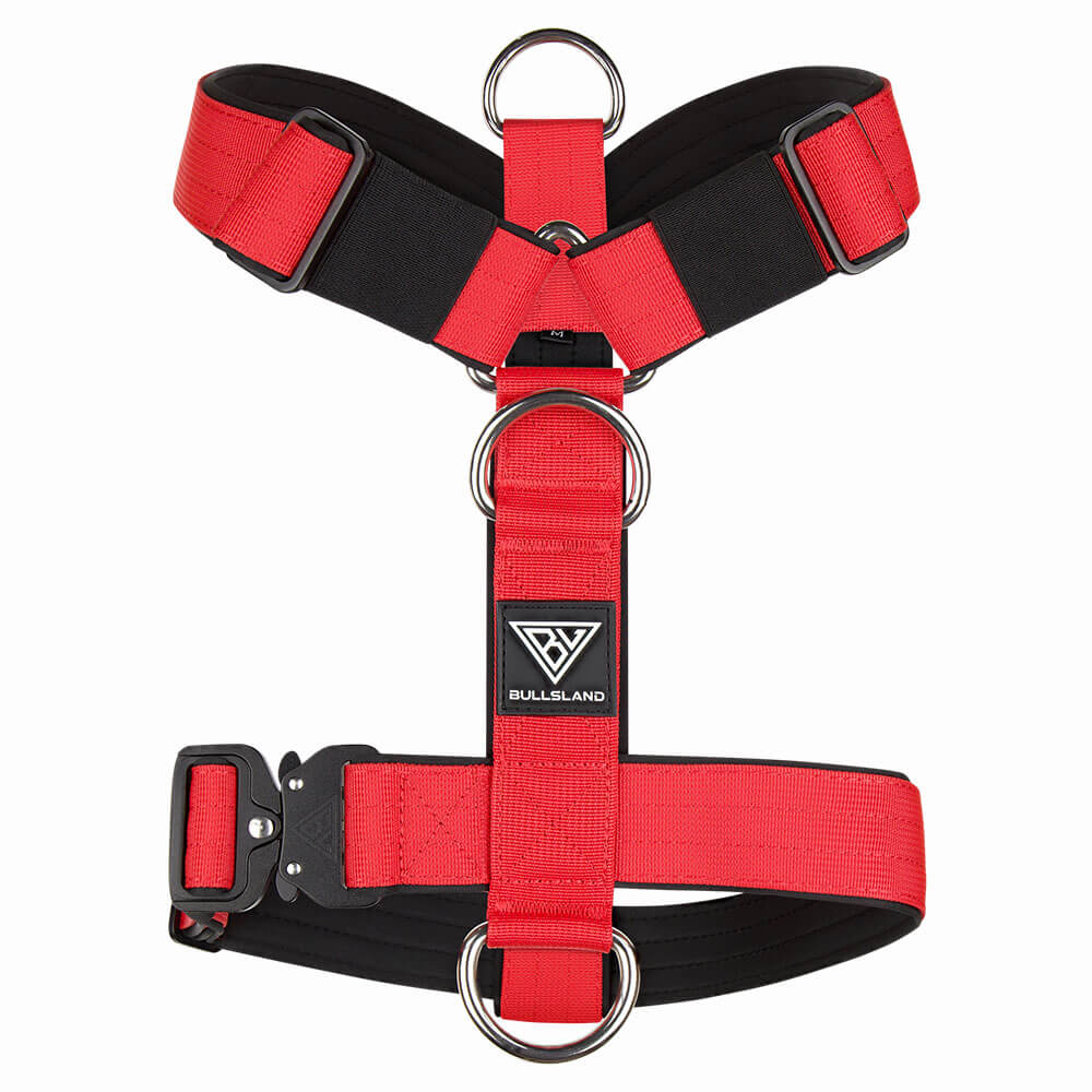 Taktisches Hundegeschirr in Rot mit mehreren Befestigungspunkten und Logo.