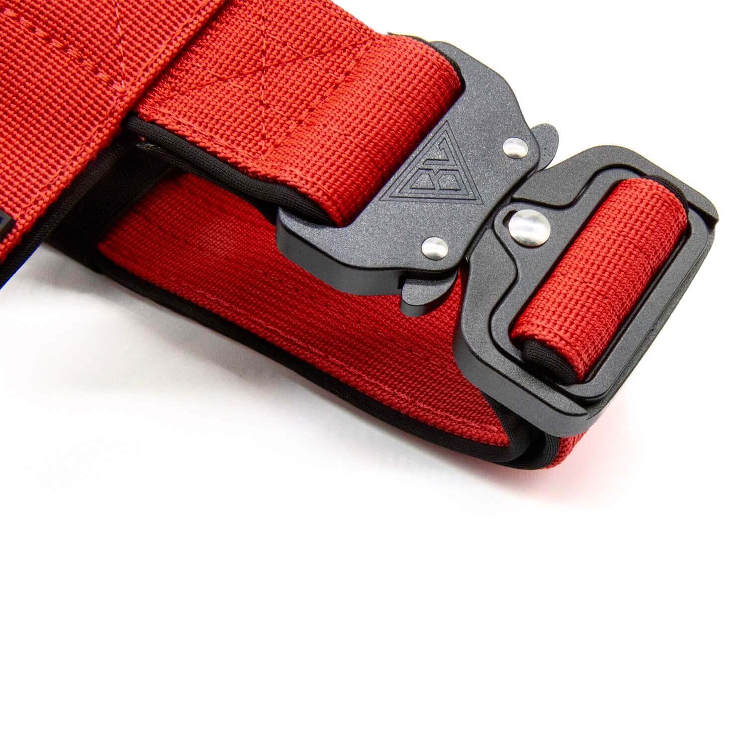 Nahaufnahme des Sicherheitsverschlusses des roten Y-Geschirrs.