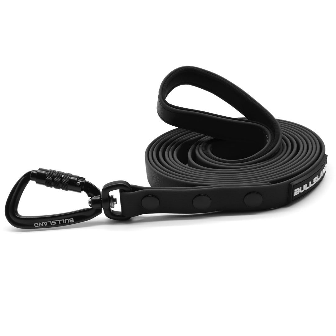 PVC Schleppleine für Hunde – wasserfest & pflegeleicht, mit Twist‑Lock Sicherheitskarabiner & Neopren-Griff – Schwarz